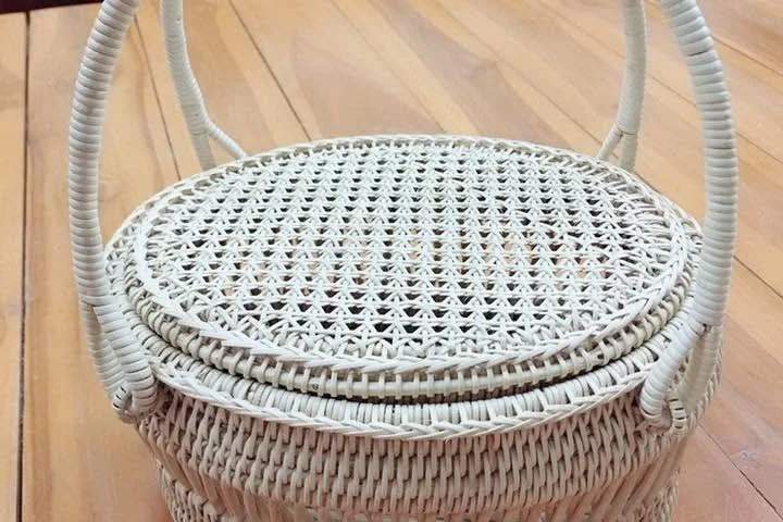 ฝาตะกร้าสานด้วยเส้นผิวหวาย (cane) ลายโปร่ง