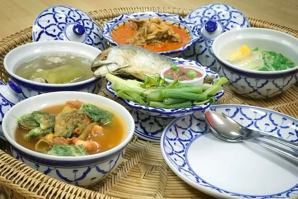 ขันโตกหวายแท้จัดสำรับอาหารไทยในถ้วยลายคราม