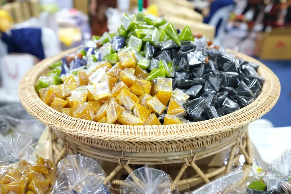 ถาดหวายแท้ทรงมีขาใส่ขนมและของว่าง ใช้ต่อได้หลังเทศกาล