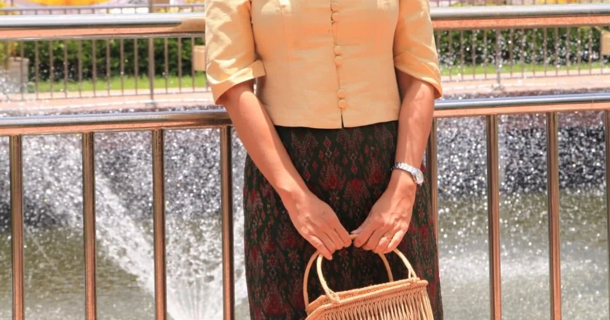ผู้หญิงในชุดไทยถือกระเป๋าหวายแท้